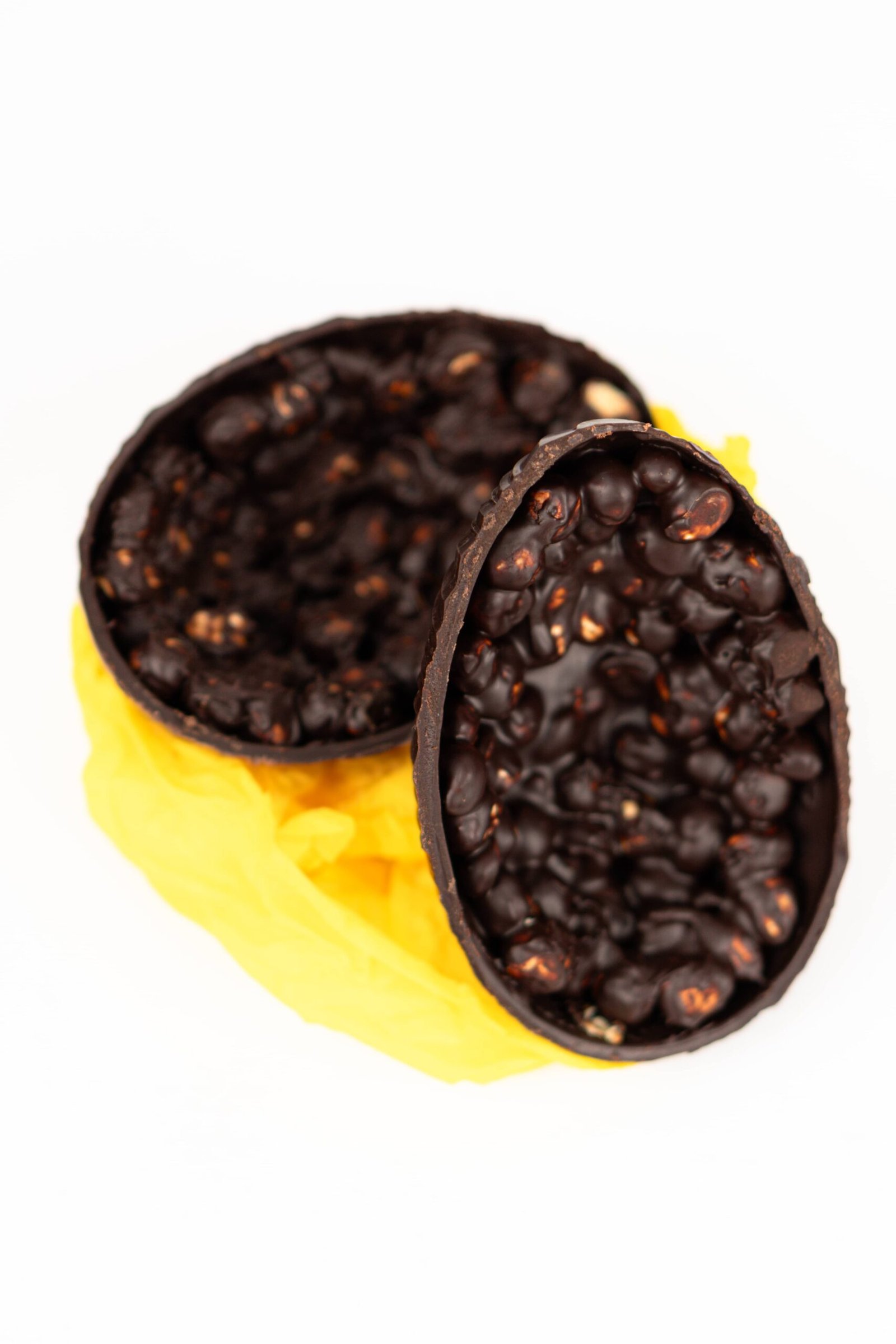 Шоколадне яйце з цілим фундуком, 320г